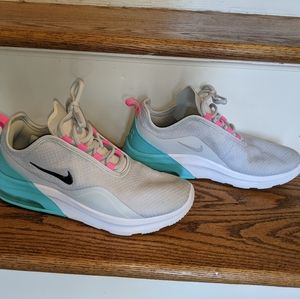 Nike Air Max Motion 2 Sneakers